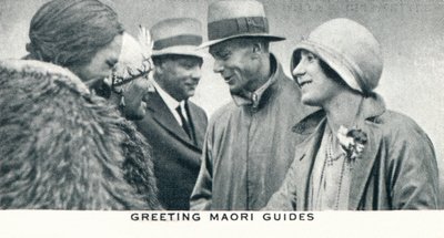 Groetende Maori Gidsen, 1927-1937 door Unbekannt