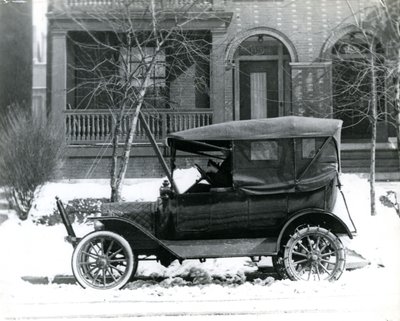 Hermann von Schrenk in een Ford uit 1916 voor zijn huis aan 4139 McPherson, St. Louis, Mo door Unbekannt