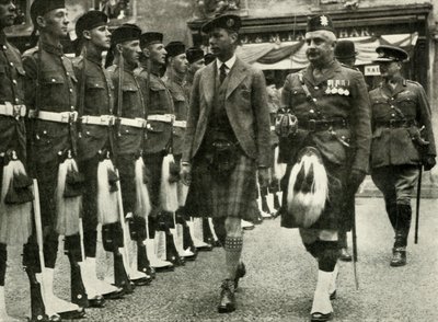 Zijne Majesteit inspecteert de erewacht van de Black Watch in Perth in augustus, 1935 door Unbekannt