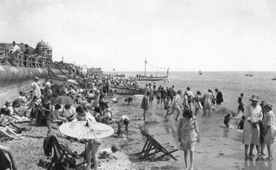 Vakantiegangers aan de kust van Bognor Regis, West Sussex door Unbekannt