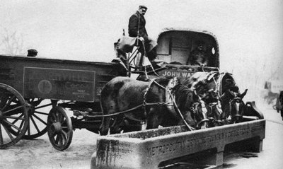 Paarden drinken uit een veetrog, Londen, 1926-1927 door Unbekannt