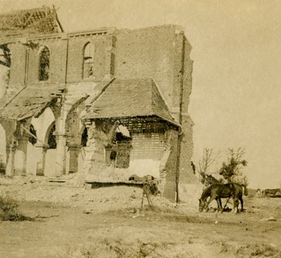 Paarden grazen bij verwoeste kerk, Frise, Noord-Frankrijk door Unbekannt