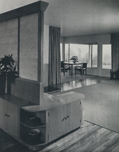 Huis in Pomona, Californië...kijkend over de woonkamer, 1942 door Unbekannt