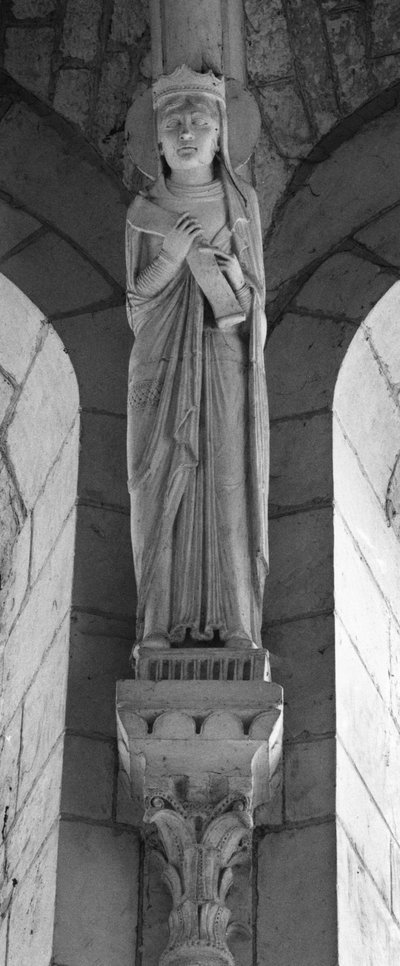 In een spitsboogval, de Koningin van het Oude Testament. Anonieme sculptuur. Collegiale Saint Sylvain, Levroux (Indre) door Unbekannt