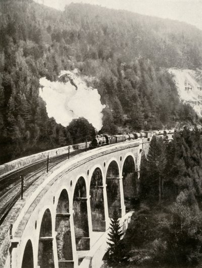 In de Semmering Vallei, Oostenrijk. Een goederentrein die de gebogen Gamperl Viaduct oversteekt door Unbekannt