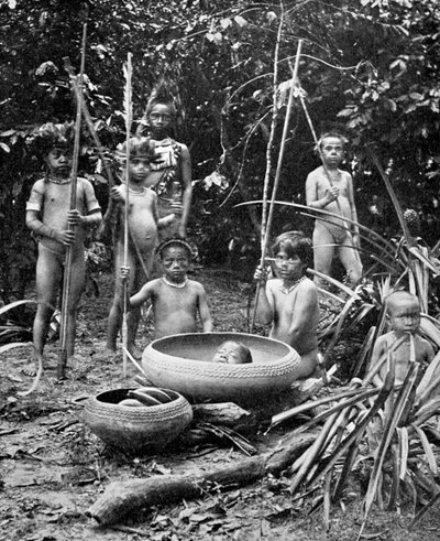 Indianen van de Putumayo-rivier met een onthoofd hoofd, Amazonië door Unbekannt