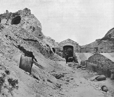Binnen in het verwoeste fort van Sedd el Bahr, 1915 door Unbekannt