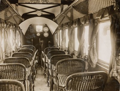 Interieur van een passagiersvliegtuig uitgerust met Napier-motoren, circa 1920s door Unbekannt