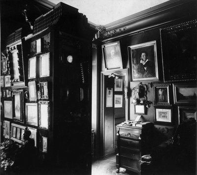 Interieur van het museum van de auteur en historicus Alexander Onegin in Parijs, 1920s door Unbekannt