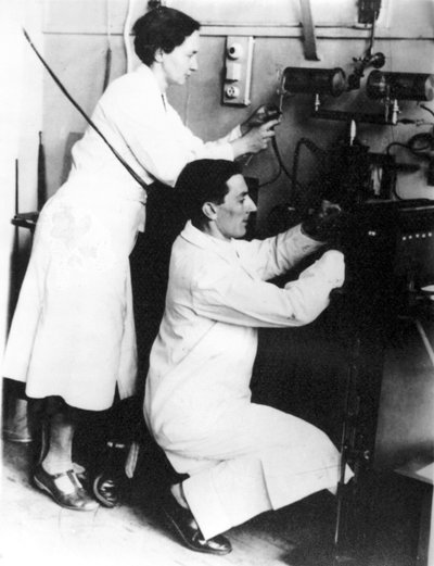Irene Joliot-Curie en Frederic Joliot, Franse natuurkundigen, circa 1935 door Unbekannt