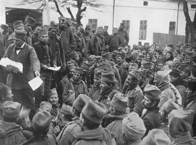 Uitgifte van verlofpassen aan gewonde Servische troepen in Nish, 1915 door Unbekannt