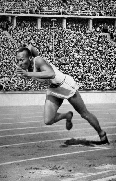 Jesse Owens aan de start van de 200 meter bij de Olympische Spelen in Berlijn, 1936 door Unbekannt