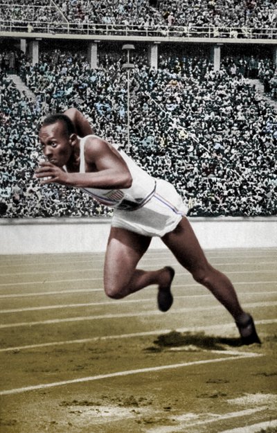 Jesse Owens aan de start van de 200 meter op de Olympische Spelen van Berlijn, 1936 door Unbekannt