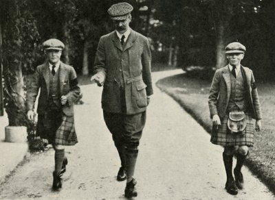 Koning George VI en de Ex-Koning Edward VIII met hun leraar Mr. Hansel, 1911, 1937 door Unbekannt