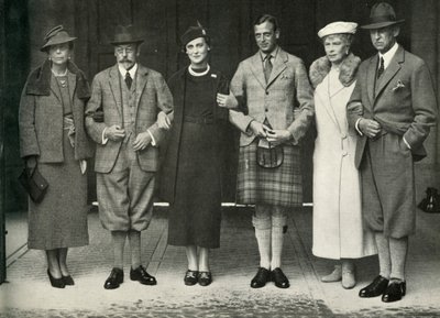 Koning George V, koningin Mary, prins George, prinses Marina...in Balmoral in 1934, 1951 door Unbekannt