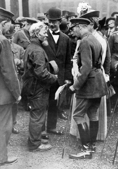 Koning George V en Koningin Mary met een scheepsbouwer, Birkenhead, Eerste Wereldoorlog, 1914-1918, ca. 1920 door Unbekannt