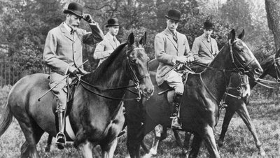 Koning George V rijdend in Windsor Great Park met zijn zonen, ca. 1930s door Unbekannt