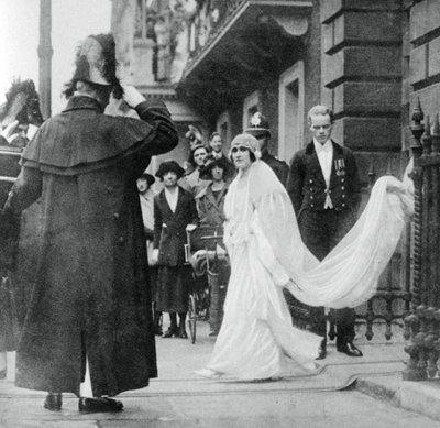 Lady Elizabeth Bowes-Lyon op weg naar haar huwelijk in Westminster Abbey, 26 april 1923, 1937 door Unbekannt