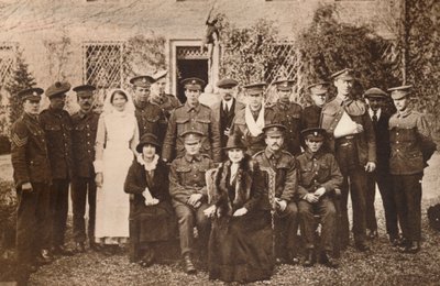 Lady Elizabeth met gravin van Strathmore en herstellende gewonde soldaten, 1916 door Unbekannt