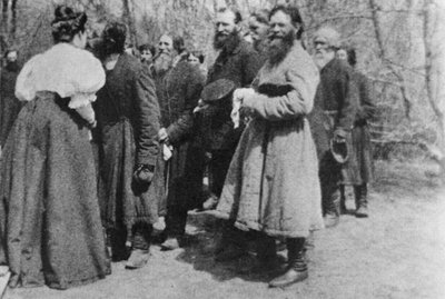 Landheer geeft de Paasgroet aan haar boeren, Rusland, 1890s door Unbekannt