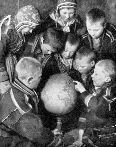 Lapse kinderen kijken naar een wereldbol, 1936 door Unbekannt