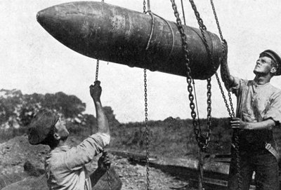Grote granaat op weg naar het front, Eerste Wereldoorlog, 1914-1916, c1920 door Unbekannt