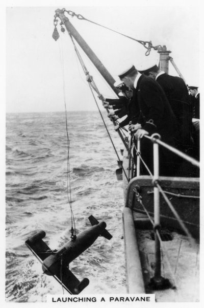 Lancering van een paravane vanaf het slagschip HMS Rodney, 1937 door Unbekannt