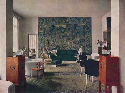 Woonkamer ontworpen door Porteneuve & Dominique, waarvan de eindmuur is bekleed met een oud wandtapijt door Unbekannt