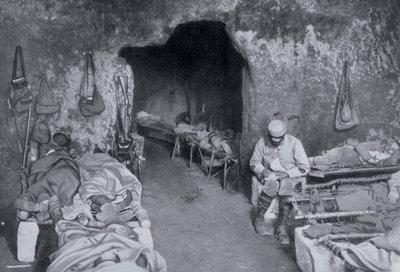Woonkwartieren in een Franse grot, Eerste Wereldoorlog, 1915 door Unbekannt