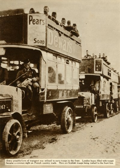 Londense bussen brengen Schotse troepen naar het front, Eerste Wereldoorlog, 1914, 1935 door Unbekannt