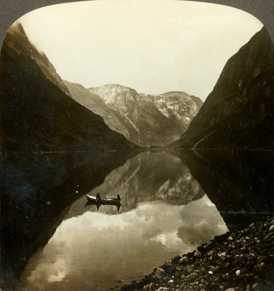 Kijkend naar de diepe, stille Naerofjord, vanuit de buurt van Gudvangen, Noorwegen door Unbekannt
