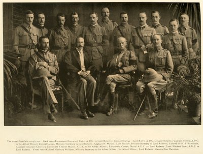 Lord Roberts en Sir Alfred Milner met hun persoonlijke staf door Unbekannt