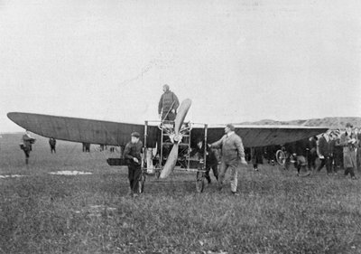 Louis Blériot op het punt om de eerste succesvolle vlucht over het Kanaal te maken door Unbekannt