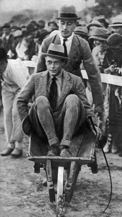 Louis Mountbatten duwt zijn neef, de Prins van Wales, bij een gymkhana in Malta door Unbekannt