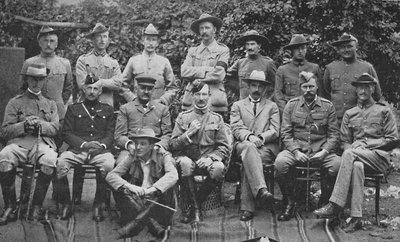 Generaal-majoor Baden-Powell en de belangrijkste mannen die hem hielpen Mafeking te verdedigen, 1900 door Unbekannt