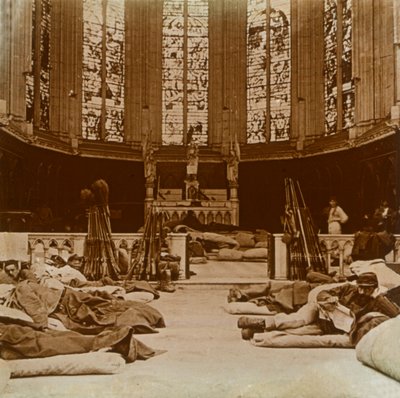 Noodbarakken in een kerk, Marne, Noord-Frankrijk door Unbekannt