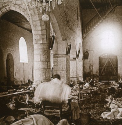 Noodhospitaal in een kerk, Marne, Noord-Frankrijk, 1914 door Unbekannt
