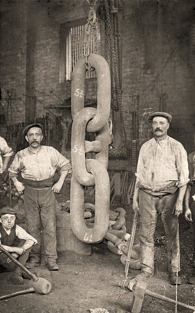 Het maken van de ankerketting van de Titanic bij Hingley & Sons, ca. 1909 door Unbekannt