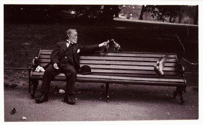Man op een parkbank, circa 1920 door Unbekannt