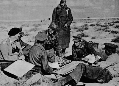 Kaarten en plannen liggen verspreid op het zand, 1942 1944 door Unbekannt