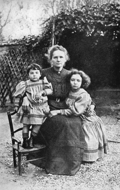 Marie Curie, Pools-Franse natuurkundige, met haar dochters Eve en Irene door Unbekannt