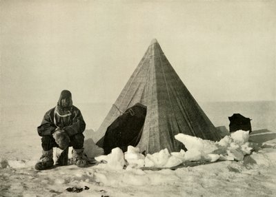 Marshall buiten een tent, op het kamp, circa 1908-1909 door Unbekannt