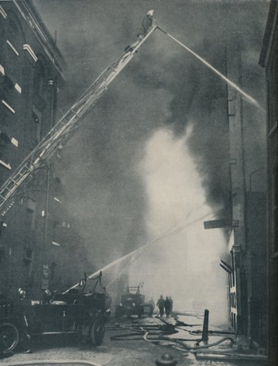 Geconcentreerde krachten van de moderne brandweerman tegen een stadsbrand door Unbekannt