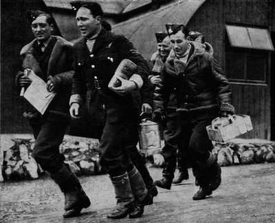 Leden van de RAF klaar voor actie tijdens de Tweede Wereldoorlog, c1940 1943 door Unbekannt