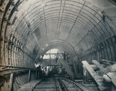 Moderne navolging van Piranesi: No. 3 roltrap tunnel bij Piccadilly Circus Station, 1929 door Unbekannt