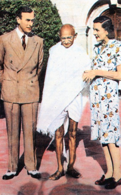 Mohondas Karamchand Gandhi 1869-1948, staande tussen Lord en Lady Mountbatten door Unbekannt