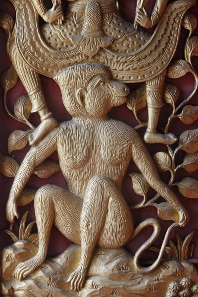 Apenreliëf op een deur in Wat Dab Phai, Chiang Mai, Thailand door Unbekannt