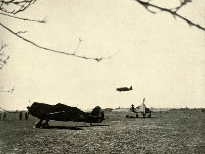 Morane 406 op Vassincourt Vliegveld met Franse Curtiss Hawk en Hurricane door Unbekannt