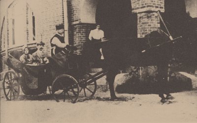 Moura Budberg met haar eerste echtgenoot von Benckendorf in een koets op hun Estse landgoed, 1912 door Unbekannt