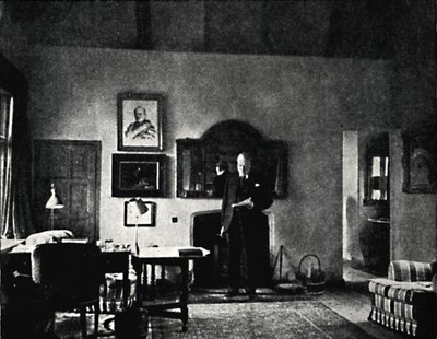 Mr. Churchill in Zijn Studie in Westerham, 1930s, 1945 door Unbekannt